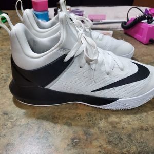 Nike basketball shoes mens 8 1/2 new